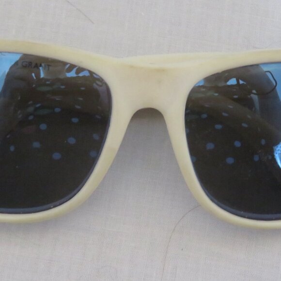 Foster Grant Wubbas Sunglasses Pre-Loved (230V) - Picture 2 of 6